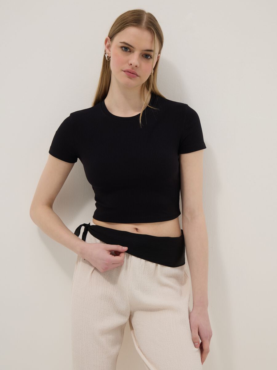 Schwarzes, geripptes, figurbetontes T-Shirt aus Stretch-Baumwolle_0