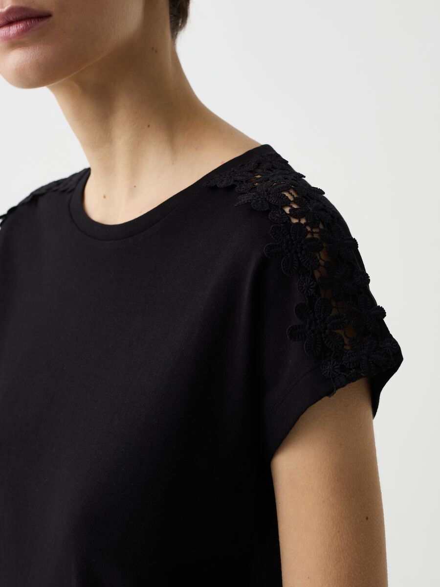 T-shirt with floral lace application_1