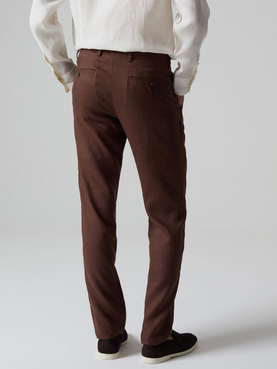 Contemporary chino trousers in linen_2
