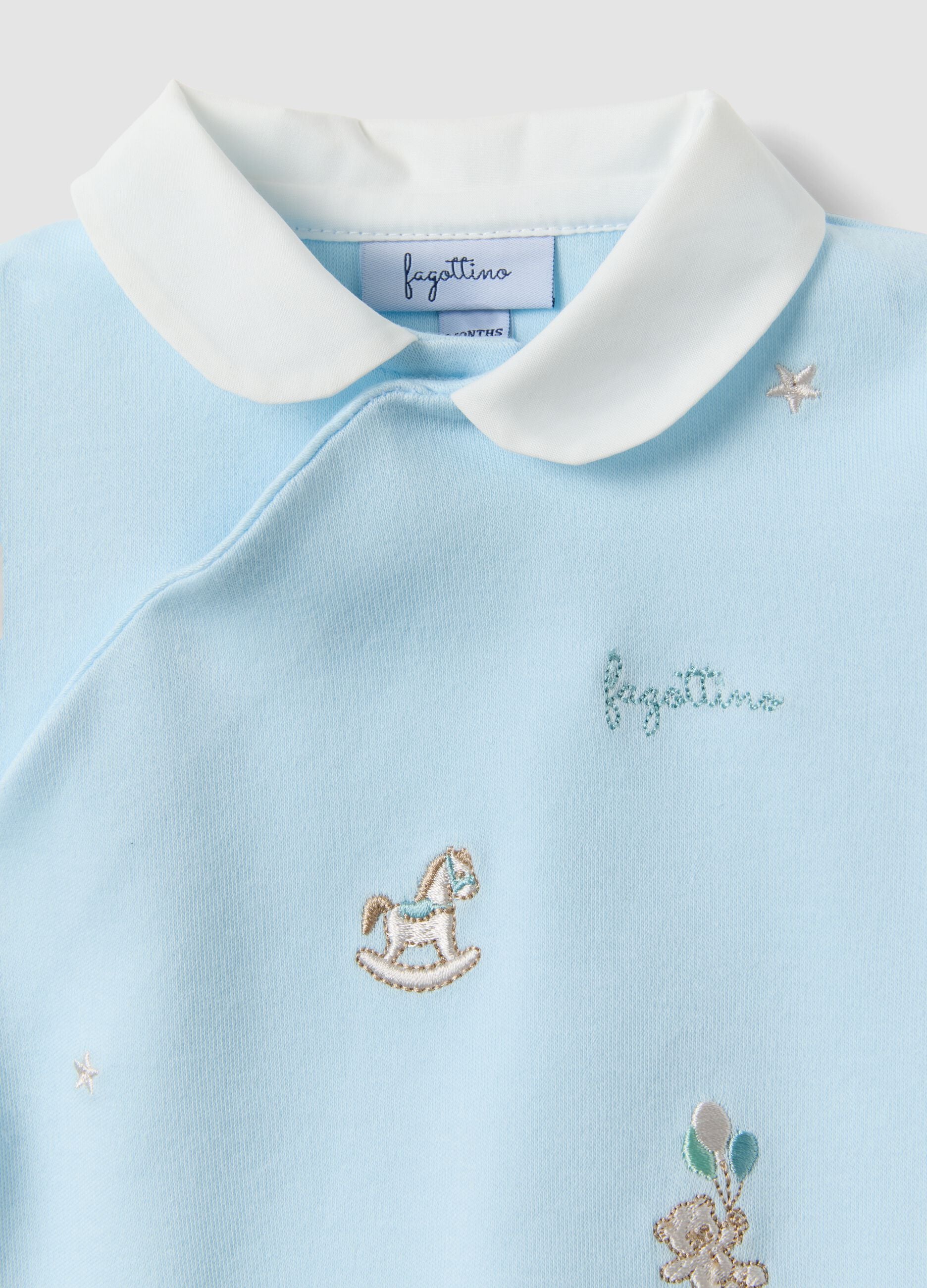 Hellblauer Babystrampler aus Bio-Baumwolle mit klassischem Kragen