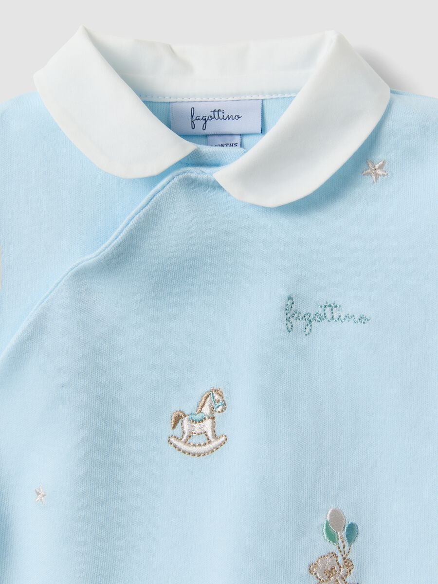 Hellblauer Babystrampler aus Bio-Baumwolle mit klassischem Kragen_2
