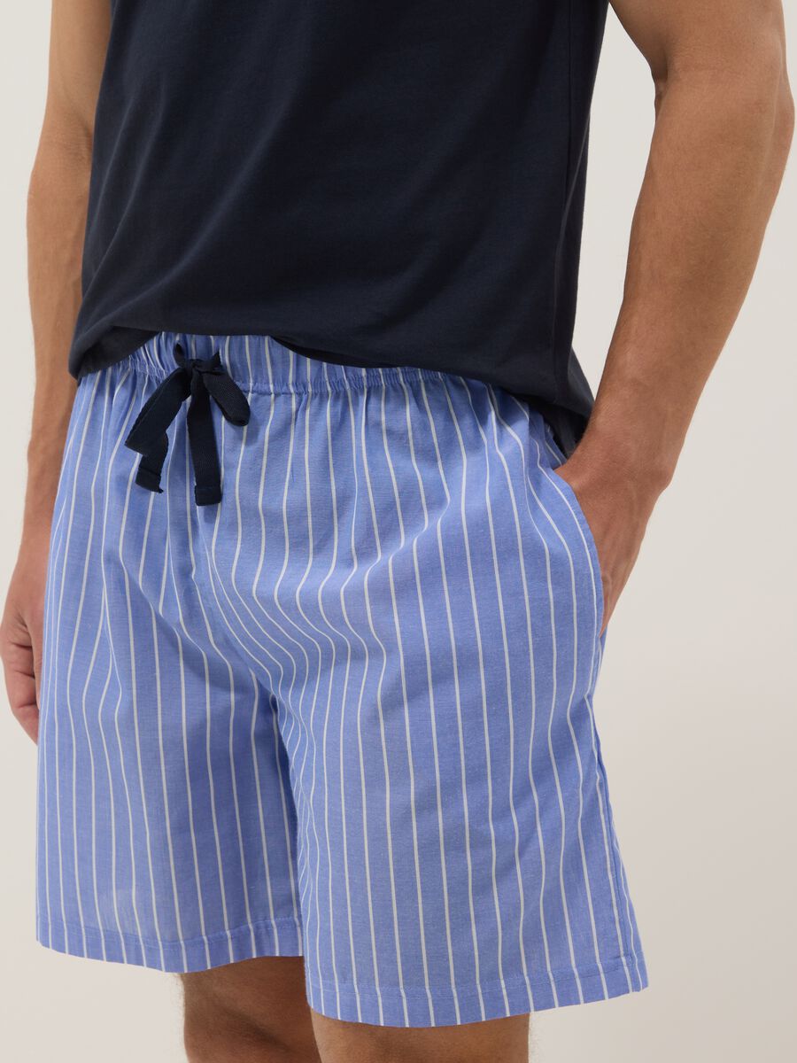 Kurze blaue gestreifte Pyjamas aus reiner Bio-Baumwoll-Jersey_3