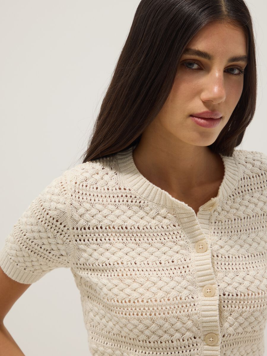 Weisse Strickjacke aus Baumwollmix in Regular Fit mit Lochstrickmuster_0