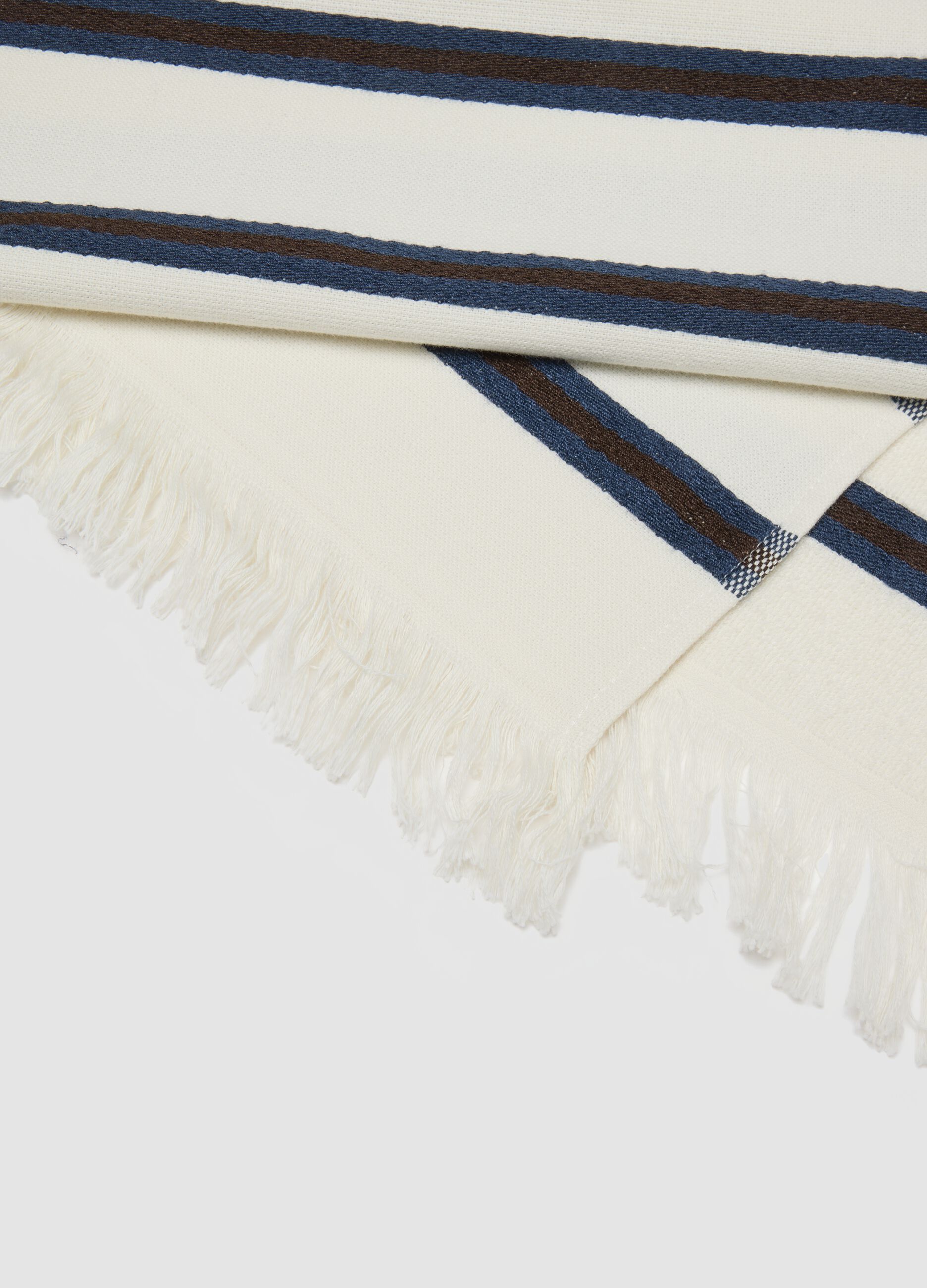Weisses gestreiftes Strandtuch aus Baumwollmischung mit Fransen