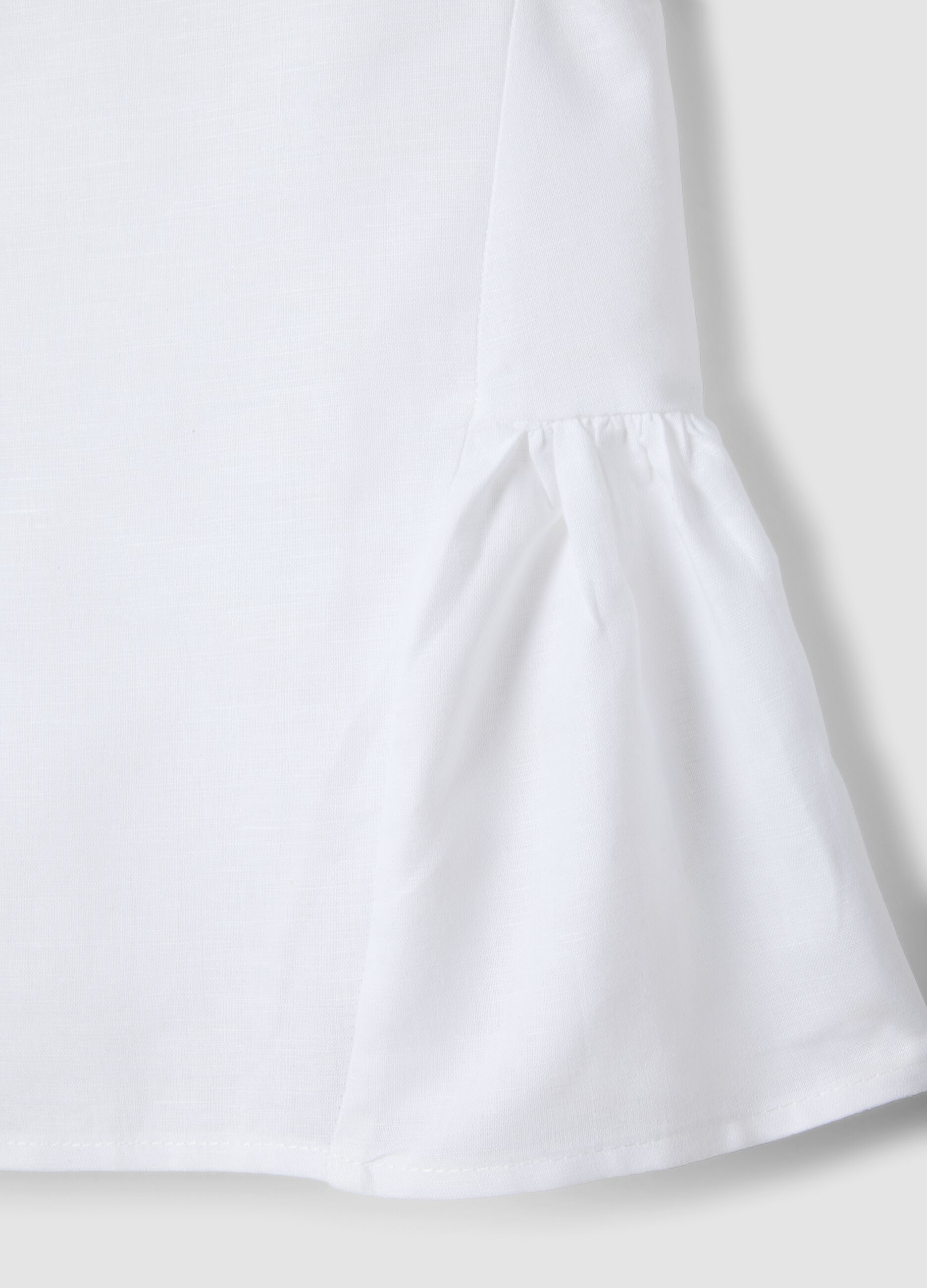 White linen-blend cotton top with ruffle hem for girls, regular fit