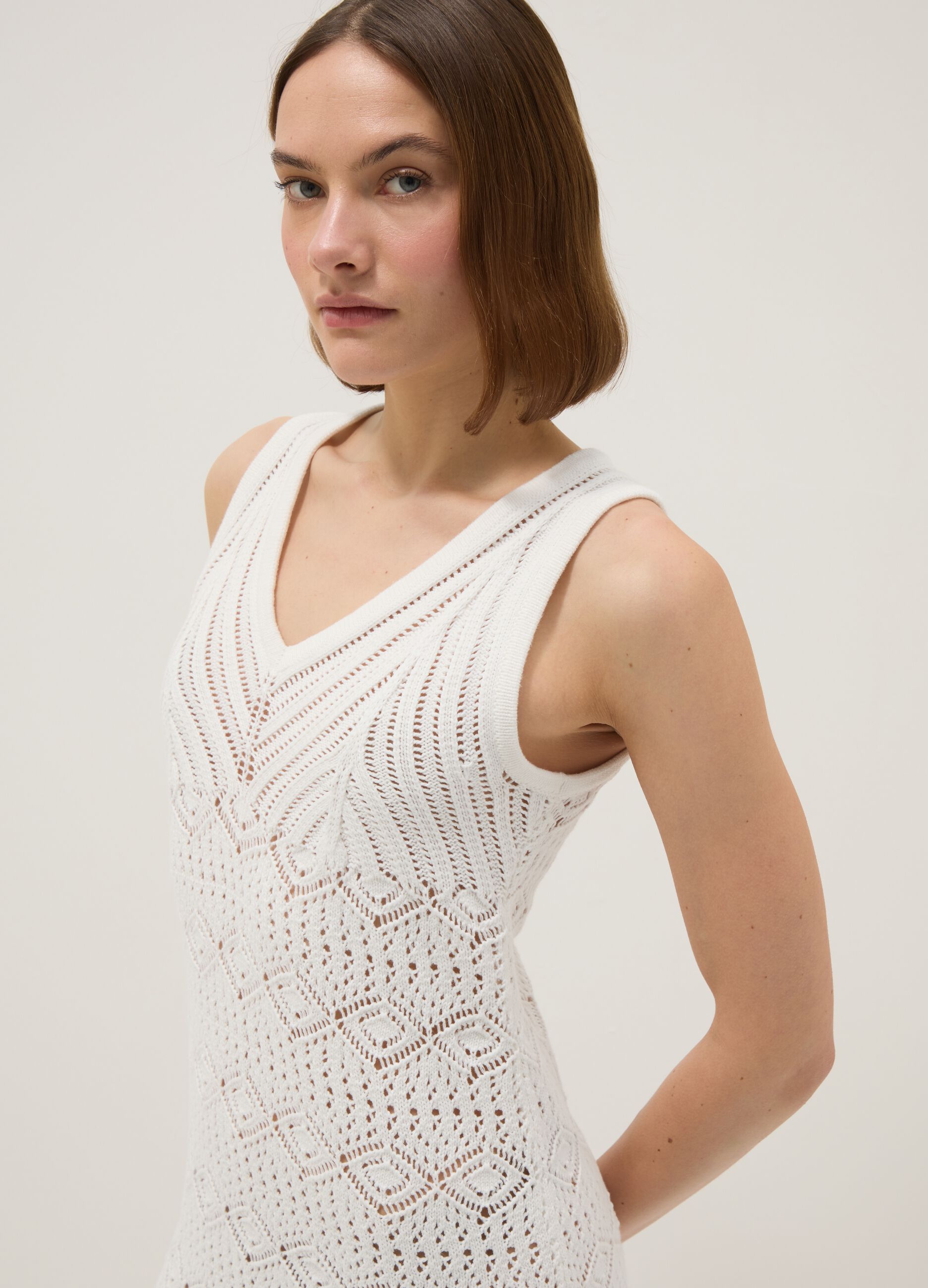Wei&szlig;es Slim-Fit-Kleid aus reiner Baumwolle mit Lochmuster und tiefem V-Ausschnitt