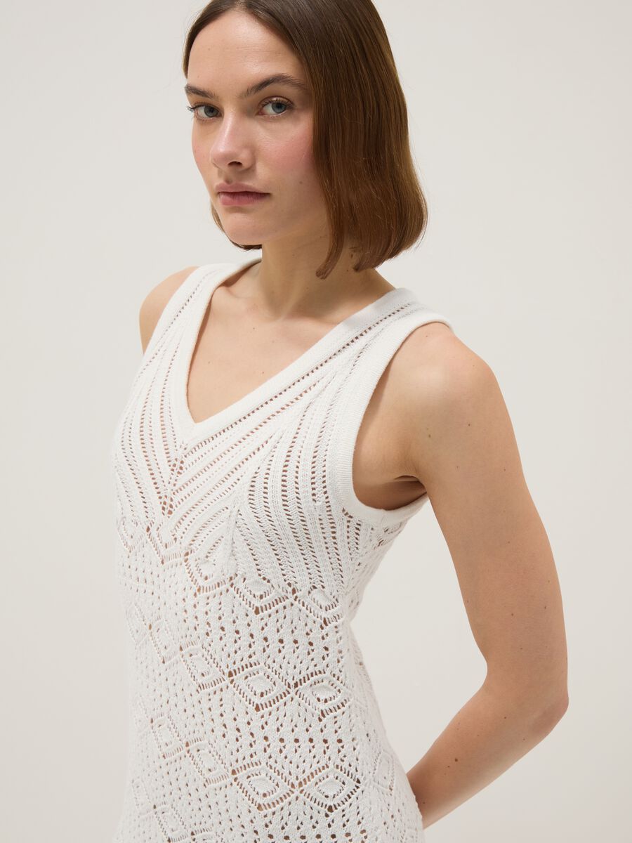 White pure cotton slim-fit dress with broderie detail and deep V-neck_1