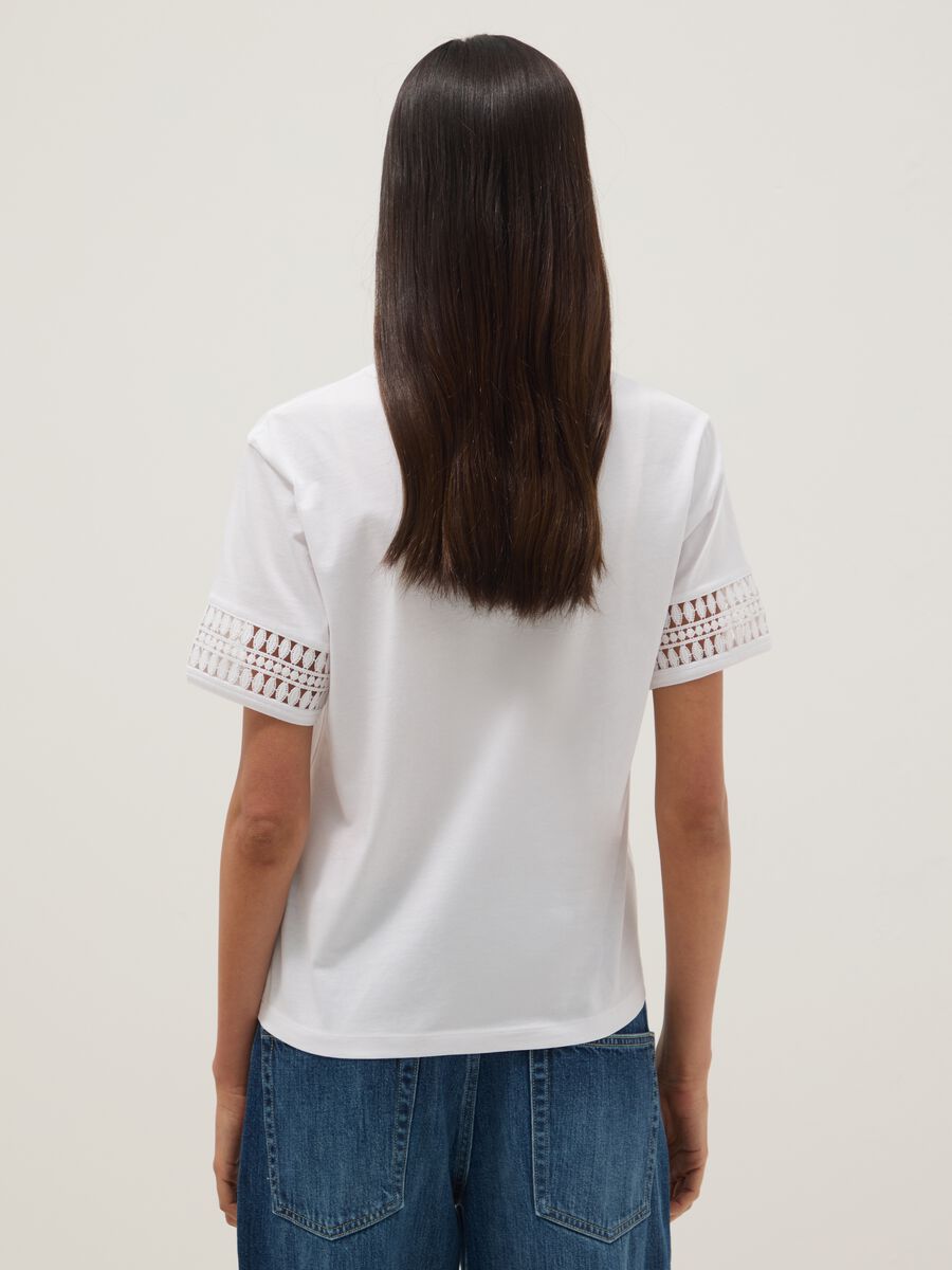 Camiseta blanca de algod&oacute;n puro con mangas de encaje_3