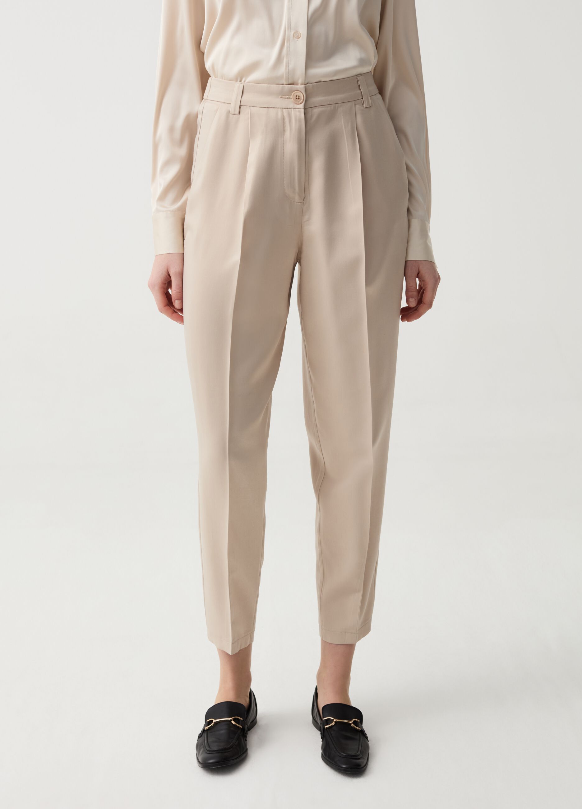 Elegant cigarette trousers with darts