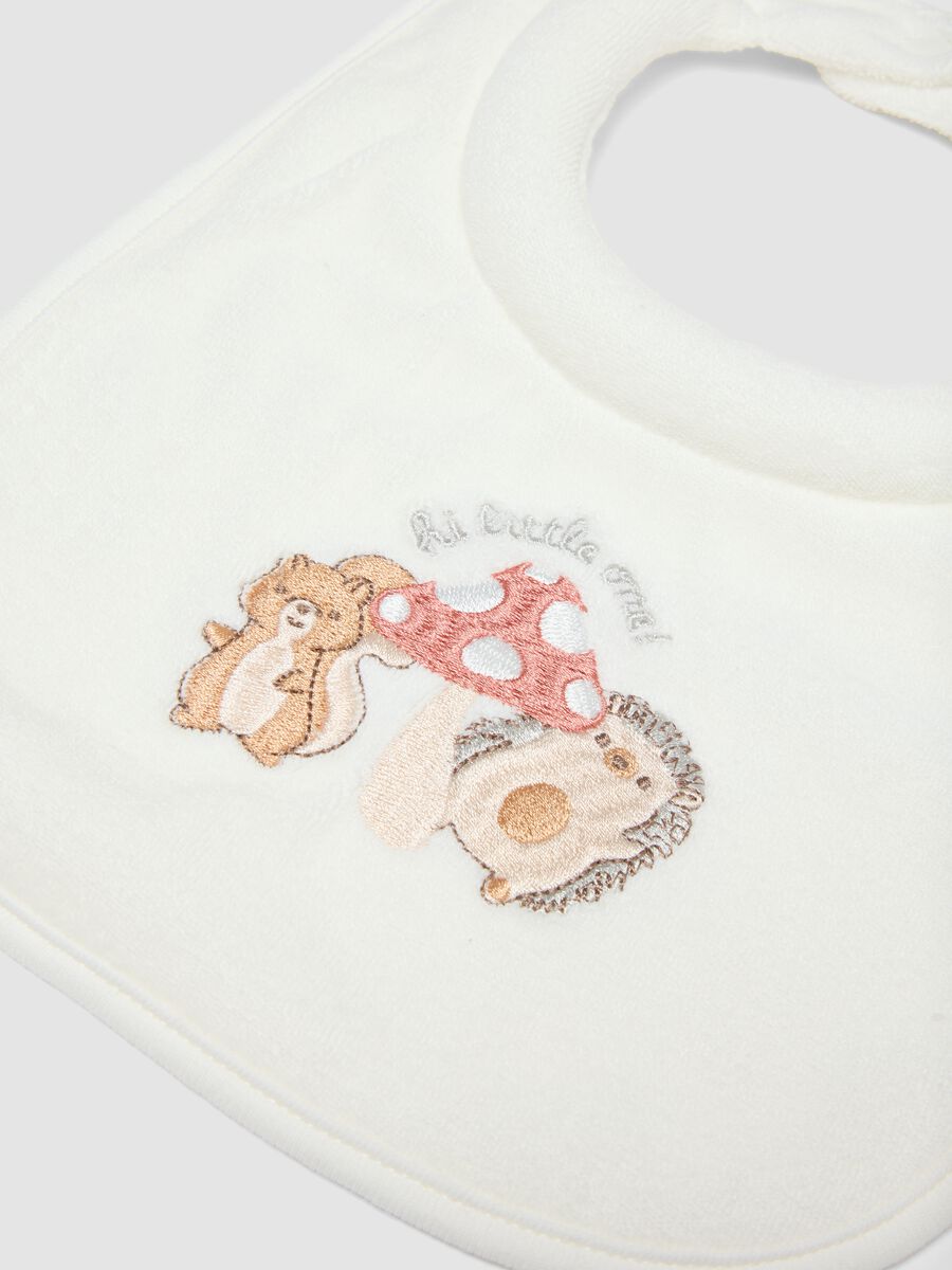 Two-pack of beige and white organic cotton-blend bibs with embroidery_2