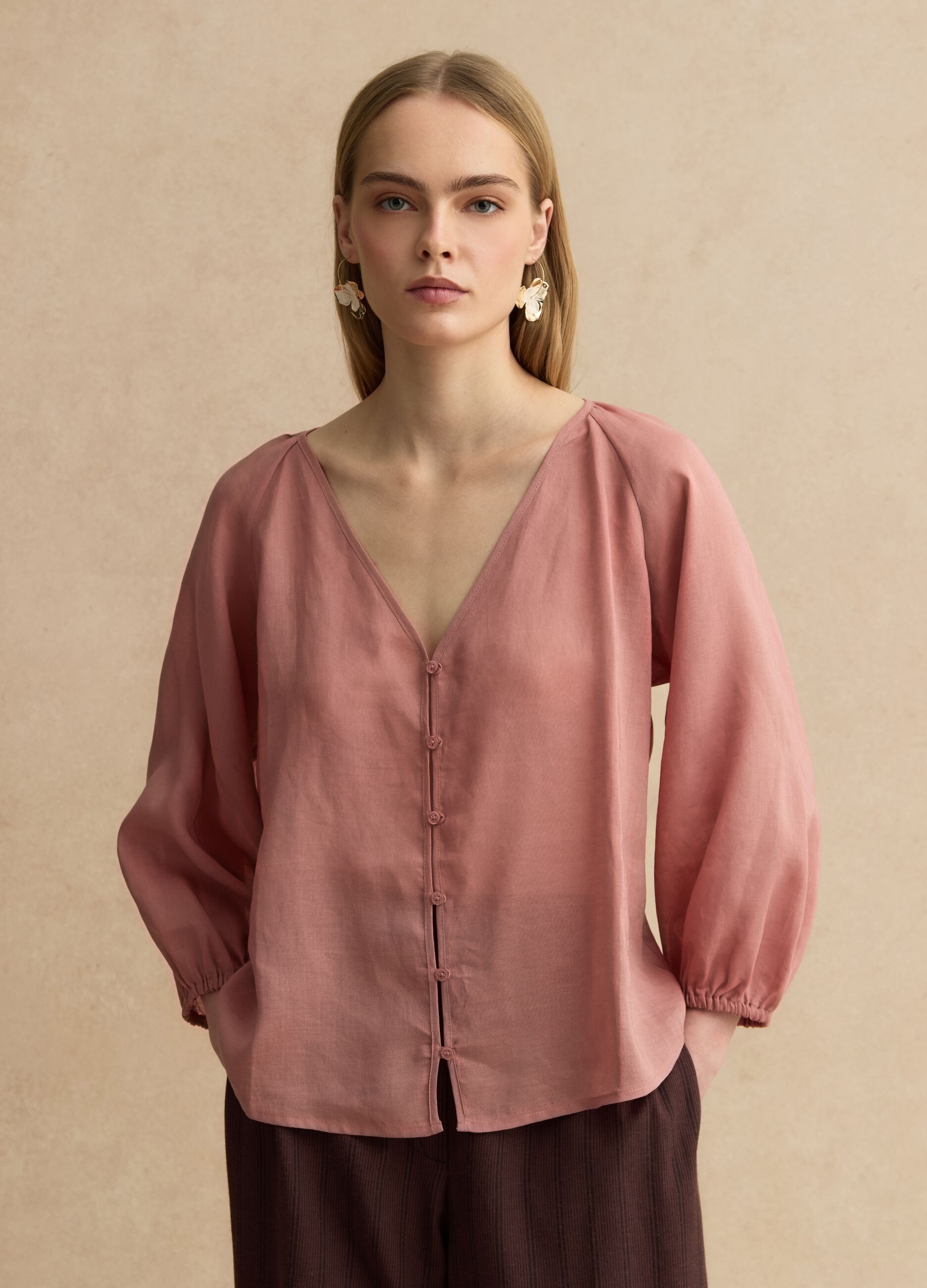 Pink ramie and lyocell-blend shirt with V-neck, regular fit