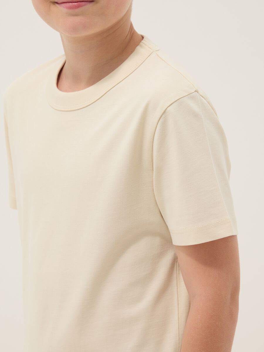 Beiges Jungen-T-Shirt aus reiner Baumwolle im Regular Fit_2