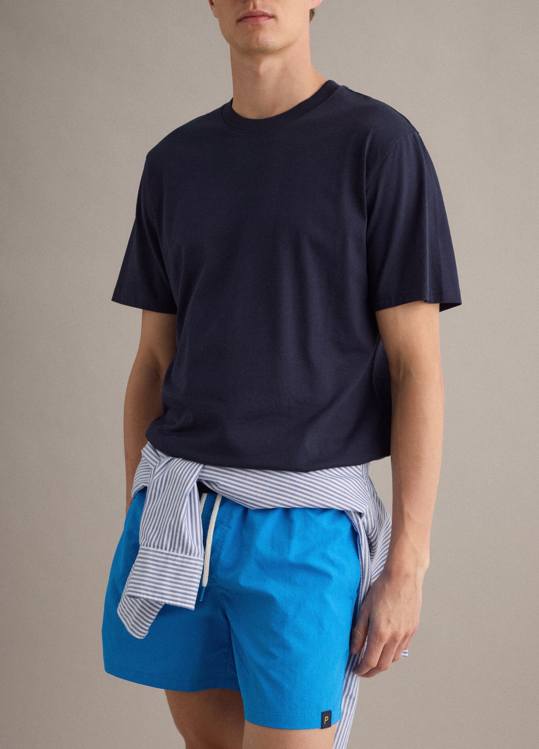 Short de bain bleu avec taille &eacute;lastiqu&eacute;e et cordon de serrage contrast&eacute;