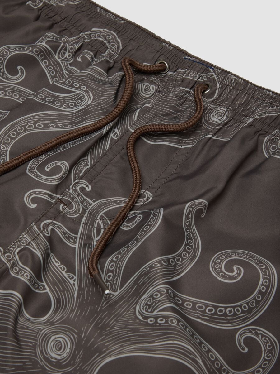 Braune Badeshorts mit Allover-Print_6