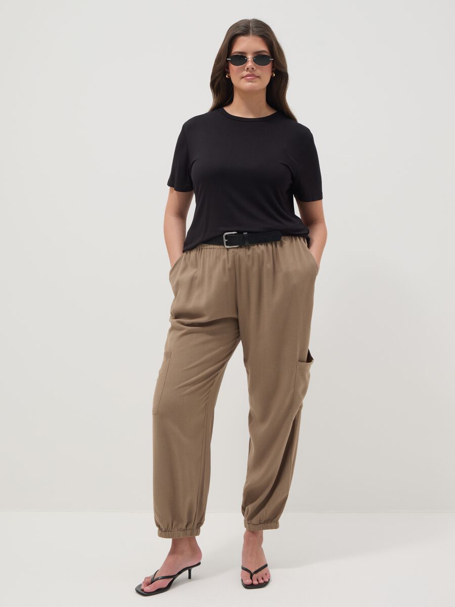 Schwarzes Regular Fit T-Shirt aus Stretch-Viskose mit Kordelverschluss_2