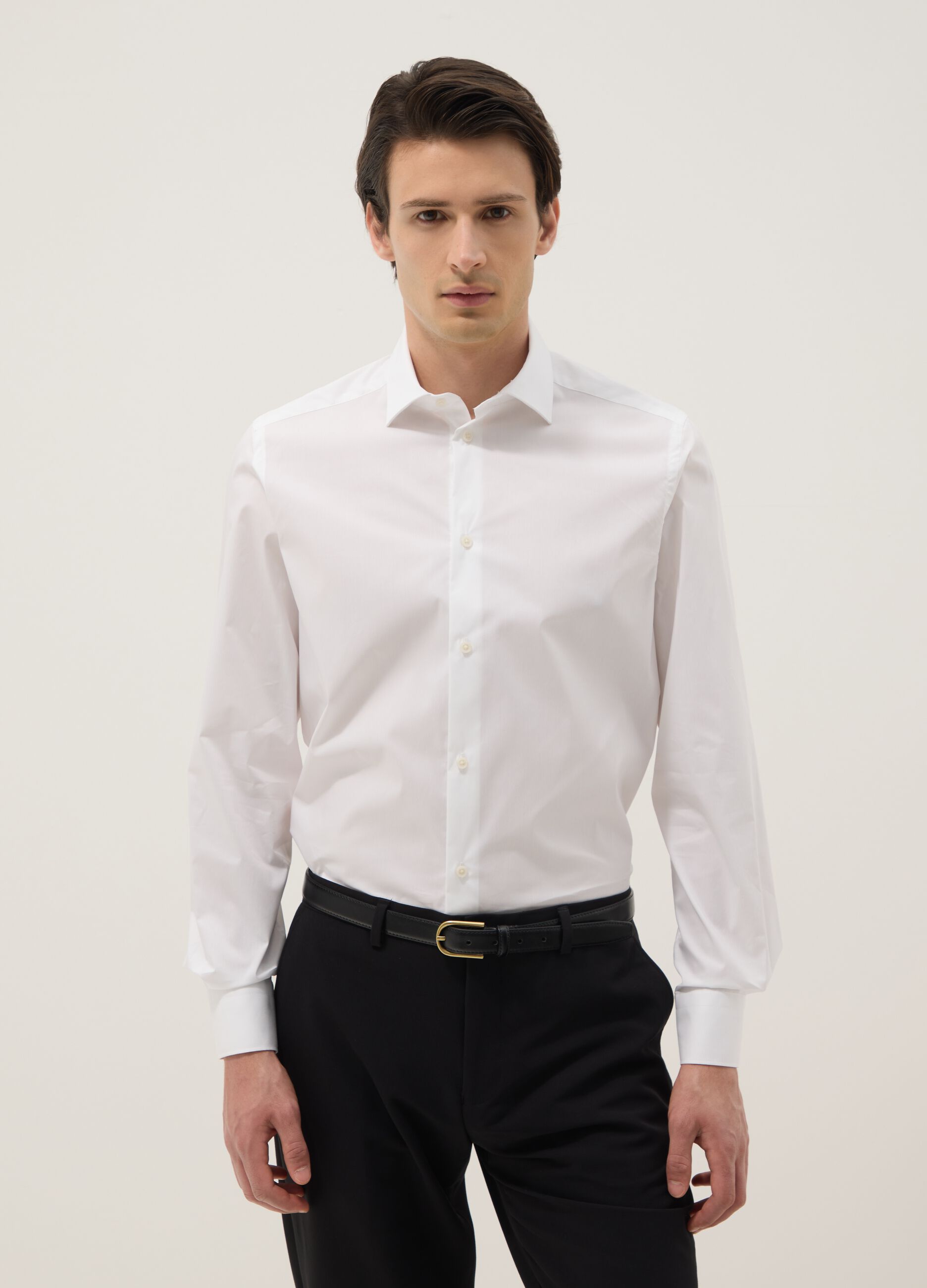 Camisa branca slim fit de algod&atilde;o el&aacute;stico com colarinho cl&aacute;ssico