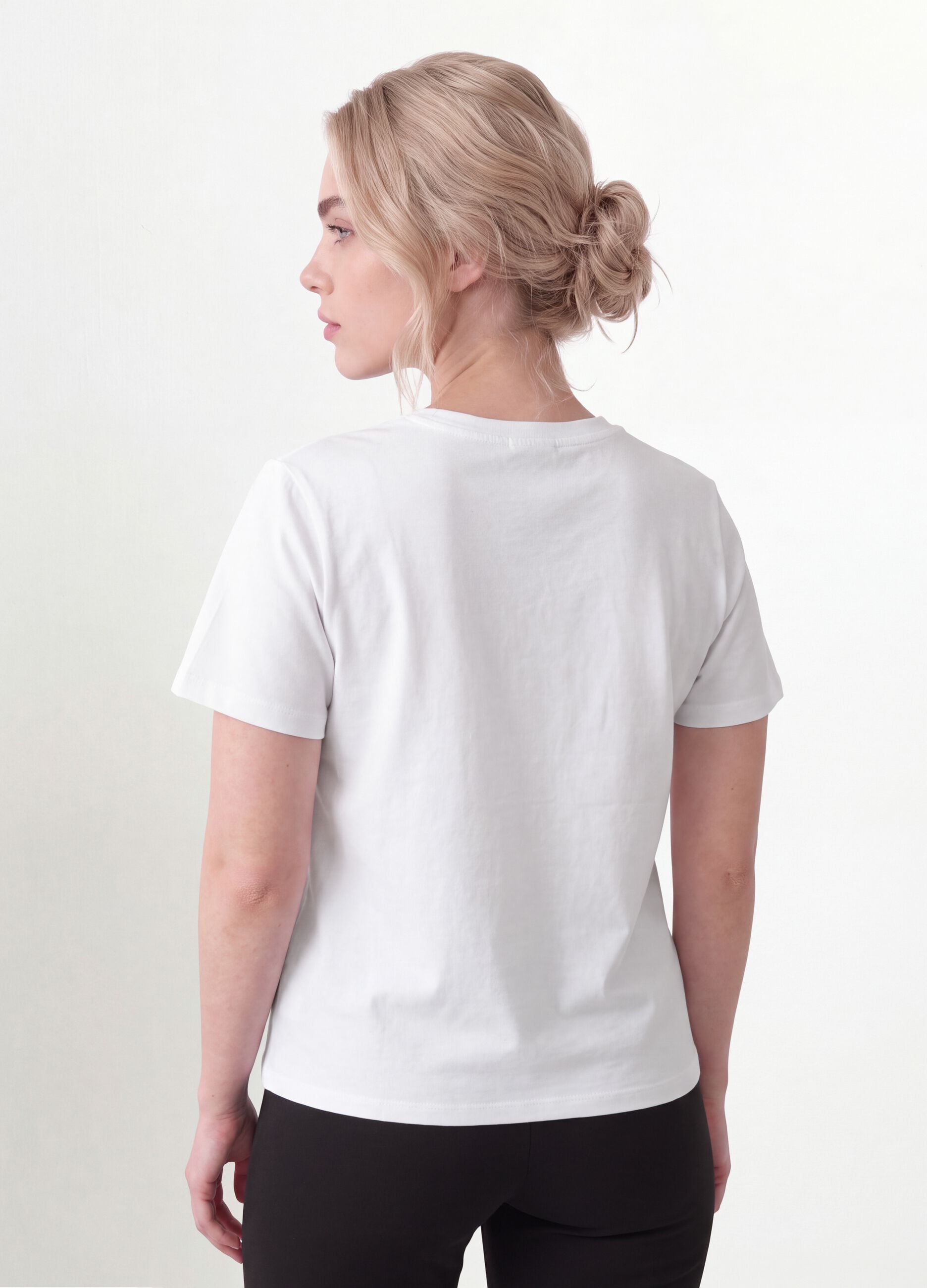 T-shirt branca em algod&atilde;o puro com gola redonda e estampado frontal, corte regular