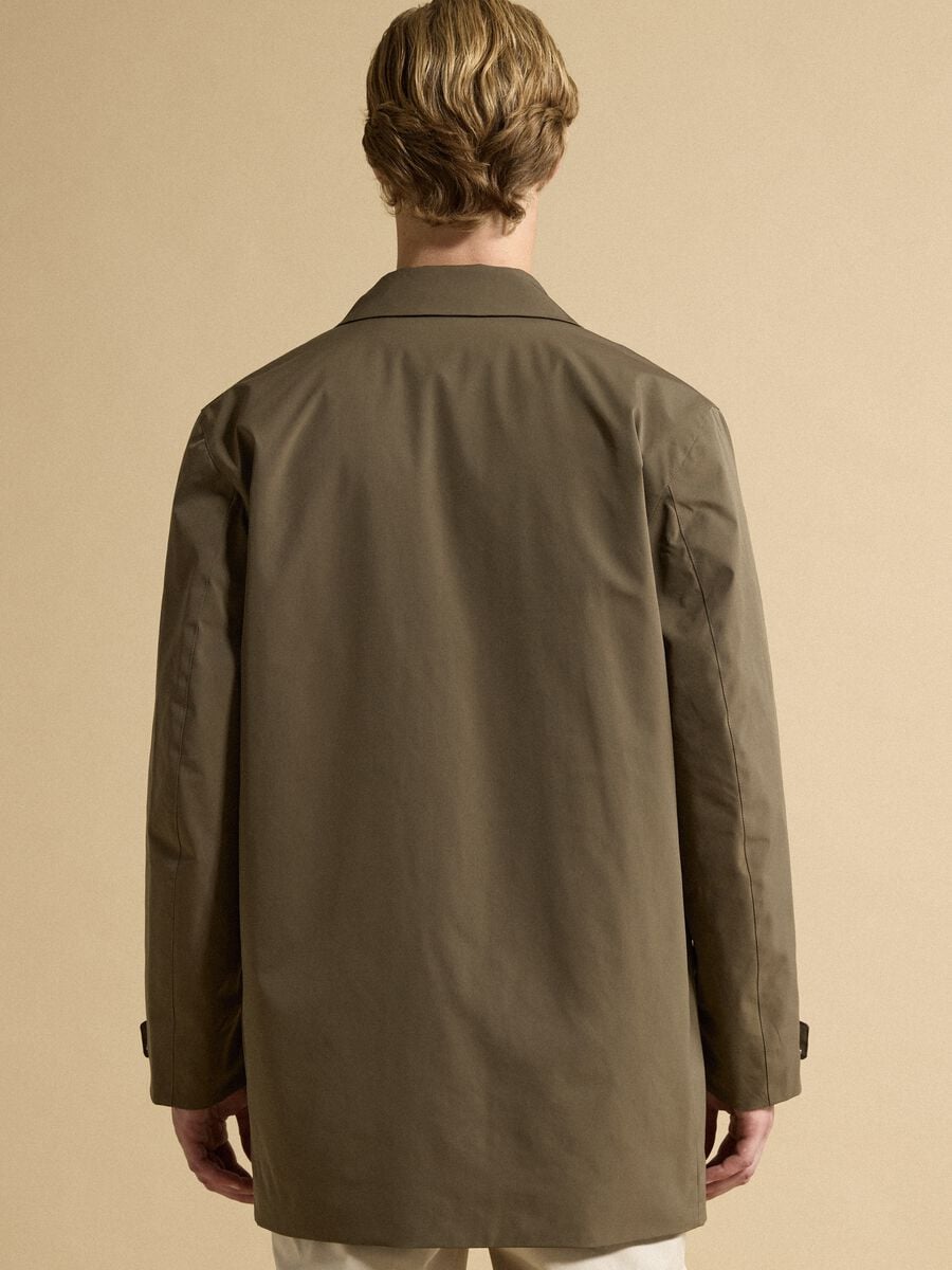 Gabardina impermeable marr&oacute;n larga de corte regular_3