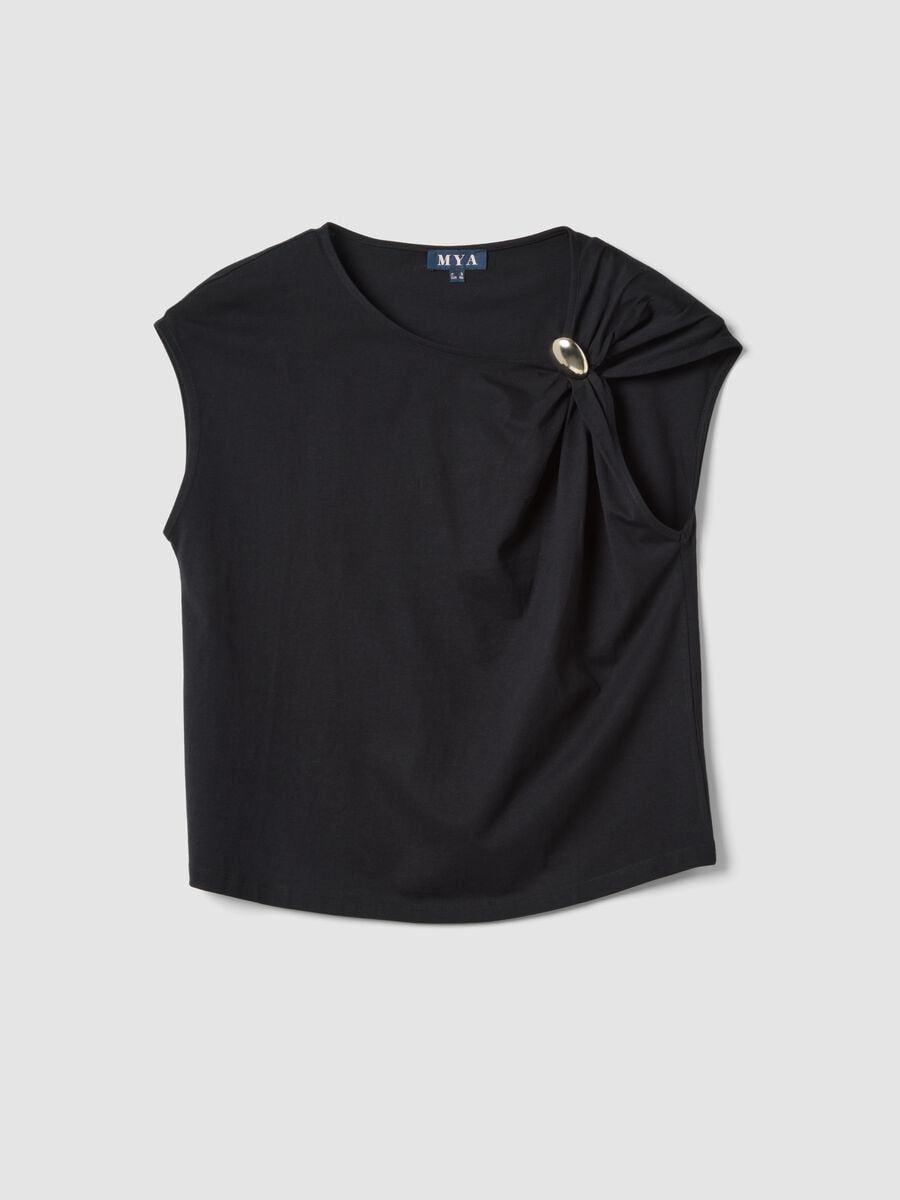 Schwarzes T-Shirt aus reiner Baumwolle mit Drapierung und Brosche_4