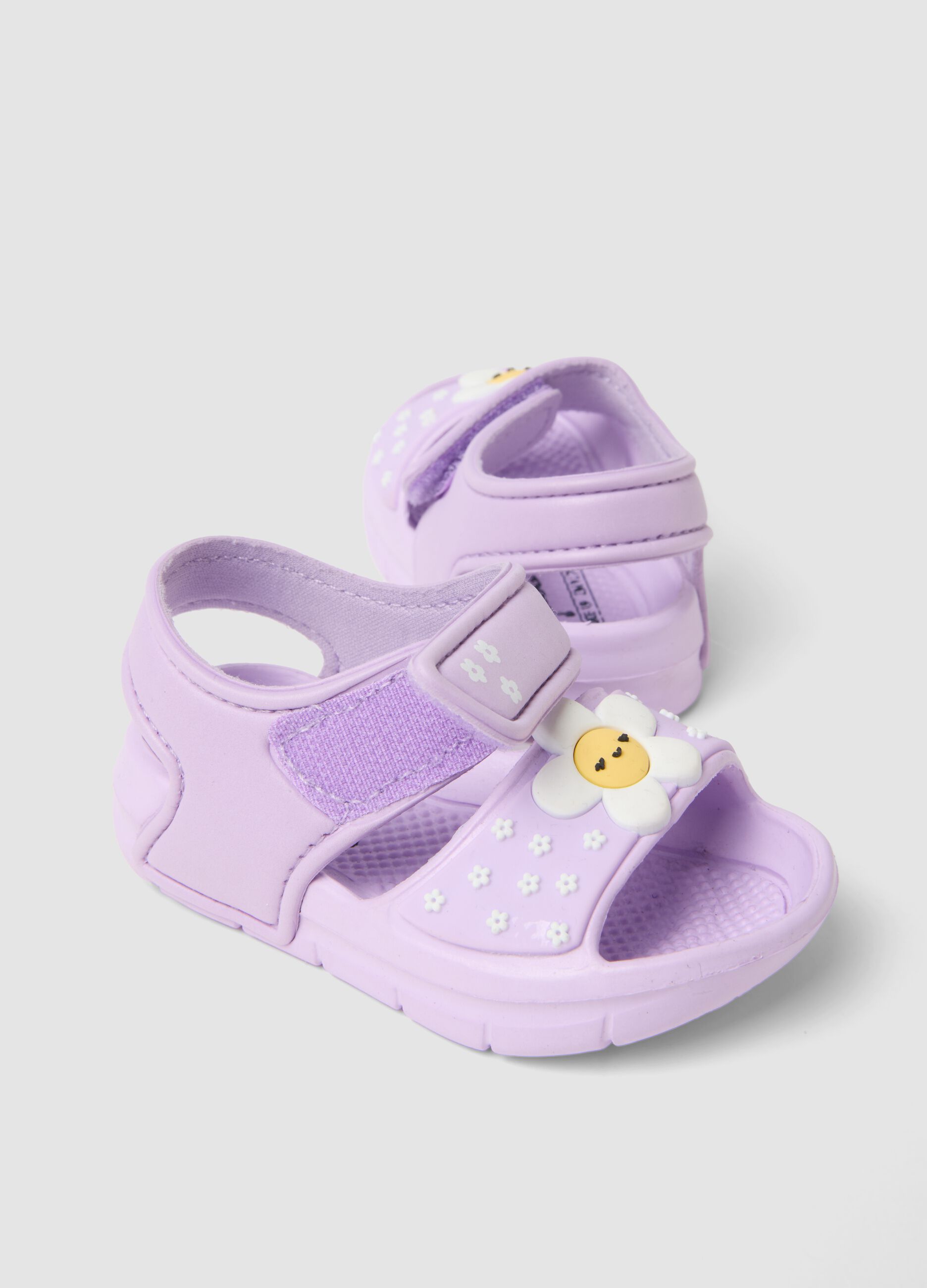 Purple sandals with Velcro fastening and appliqu&eacute; flower