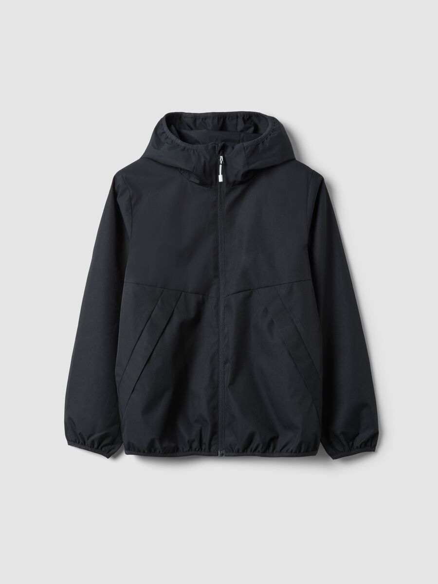Black oversized rain jacket with hood and zip for boys_4