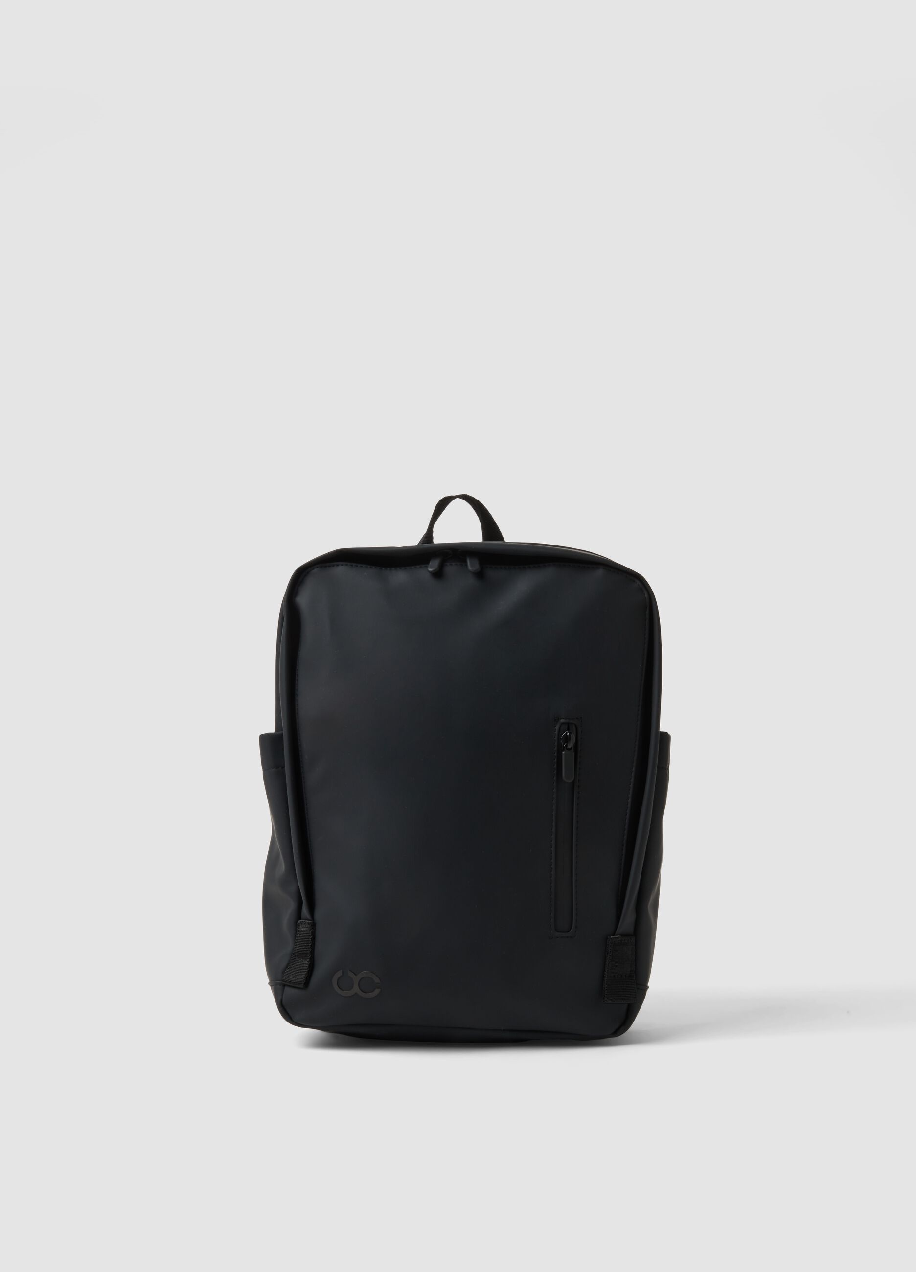 Mochila preta com bolso frontal com fecho