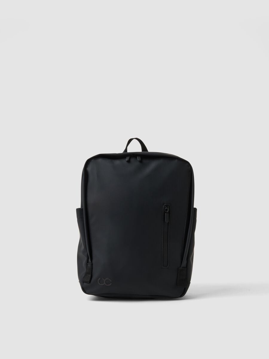 Mochila preta com bolso frontal com fecho_0