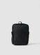Mochila preta com bolso frontal com fecho_0