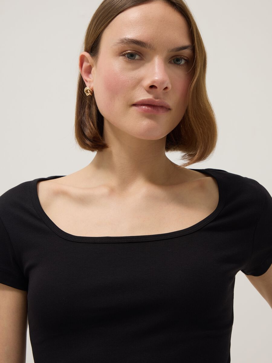 Schwarzes, figurbetontes T-Shirt aus Stretch-Baumwolle mit eckigem Ausschnitt_0