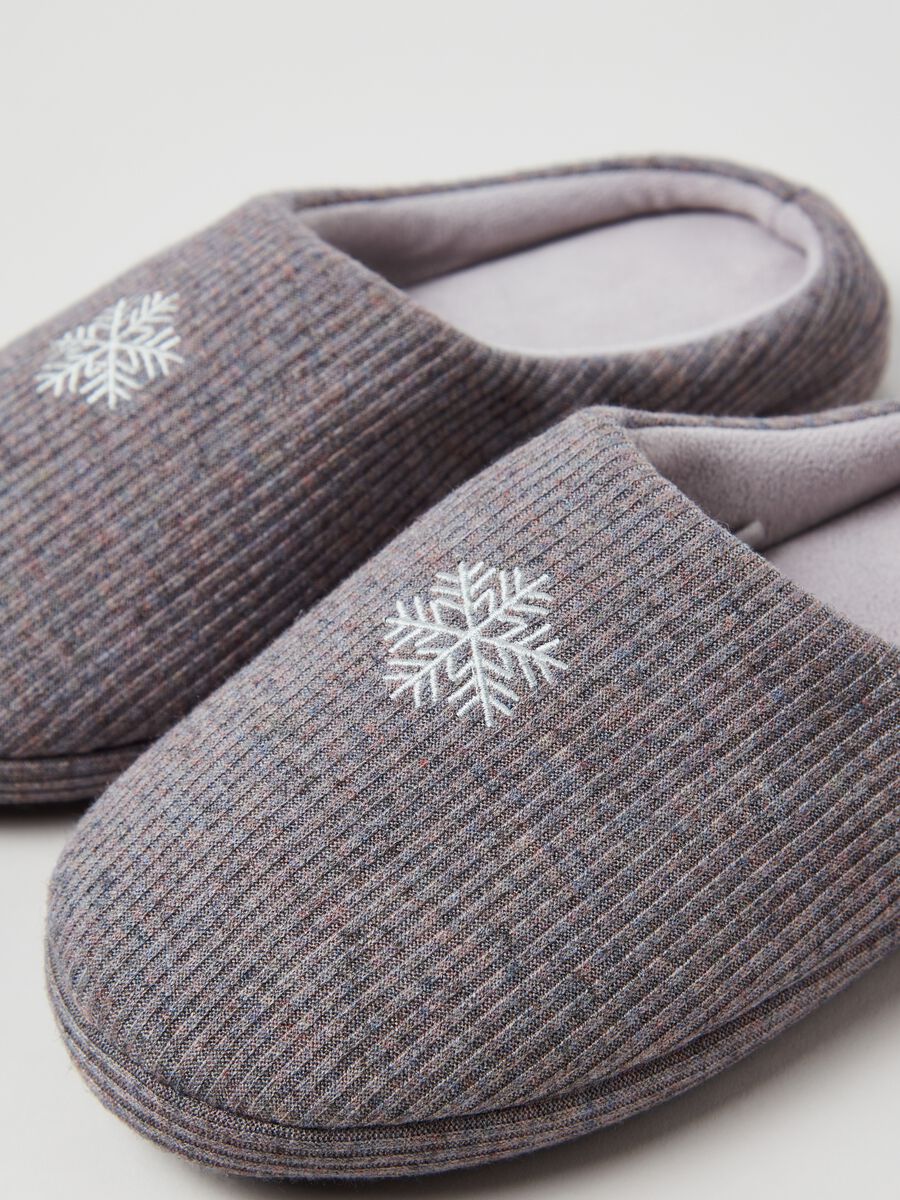 Ribbed slippers with snowflake embroidery_1
