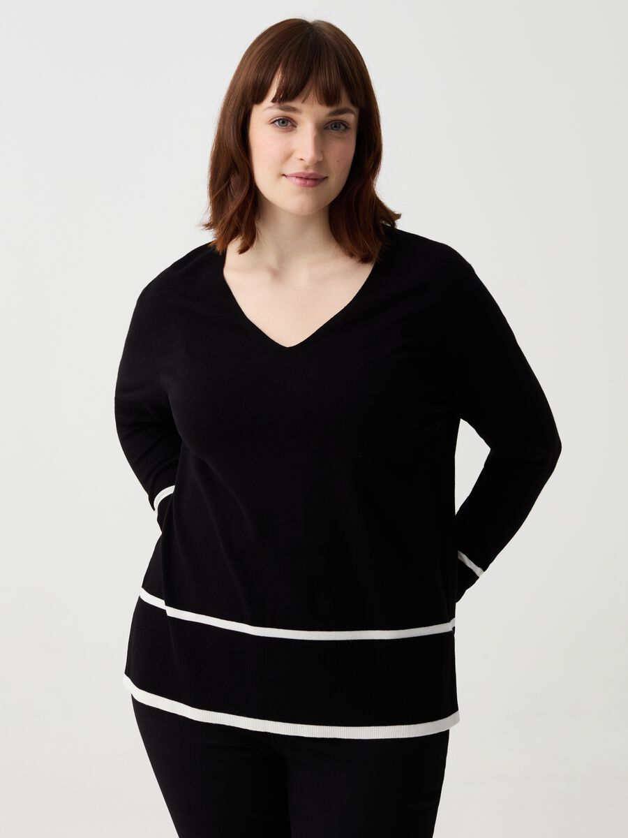 Curvy top with V neck and striped design_0