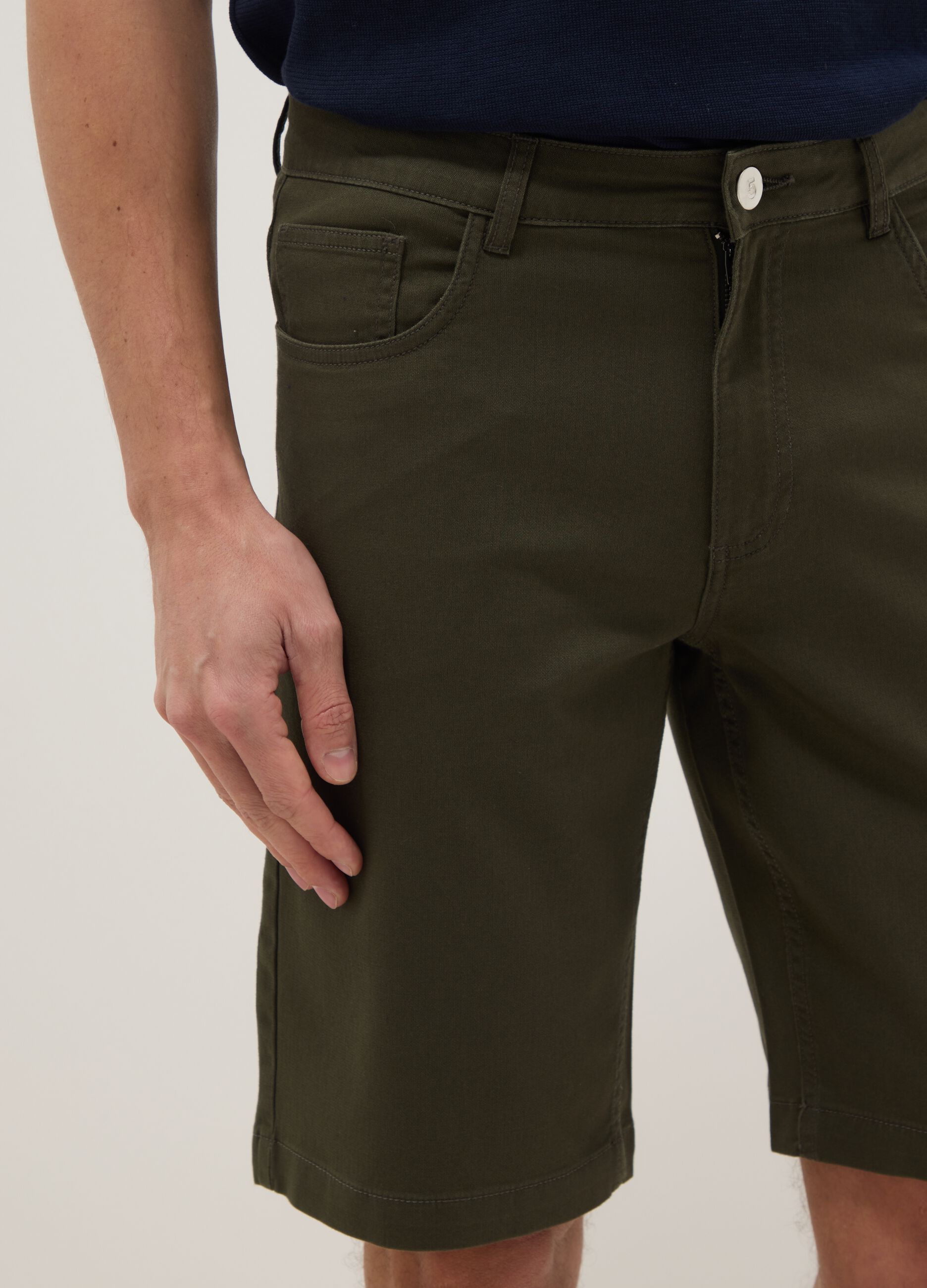Gr&uuml;ne Bermuda-Shorts f&uuml;r Herren im Regular Fit