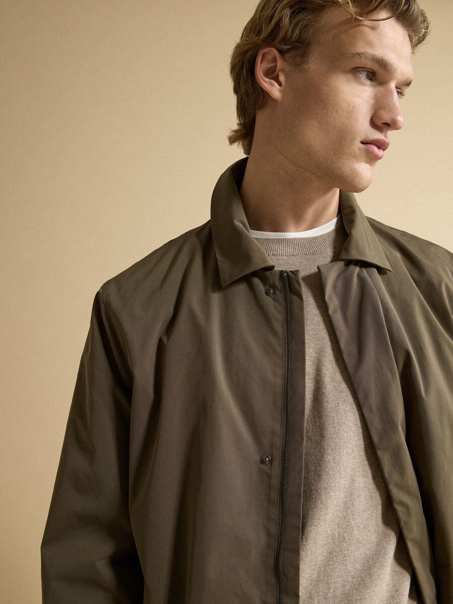 Gabardina impermeable marr&oacute;n larga de corte regular_0