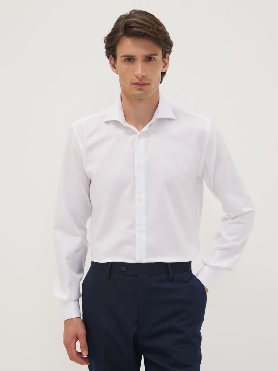 &Lambda;&epsilon;&upsilon;&kappa;ό slim fit &pi;&omicron;&upsilon;&kappa;ά&mu;&iota;&sigma;&omicron; &alpha;&pi;ό 100% &beta;&alpha;&mu;&beta;ά&kappa;&iota; &mu;&epsilon; &iota;&tau;&alpha;&lambda;&iota;&kappa;ό &gamma;&iota;&alpha;&kappa;ά_0