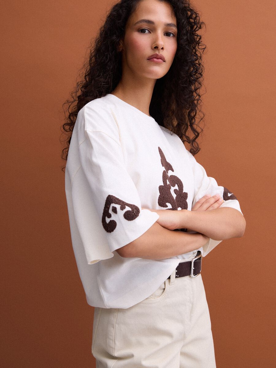 T-shirt bege em algod&atilde;o puro com bordados, corte regular_2