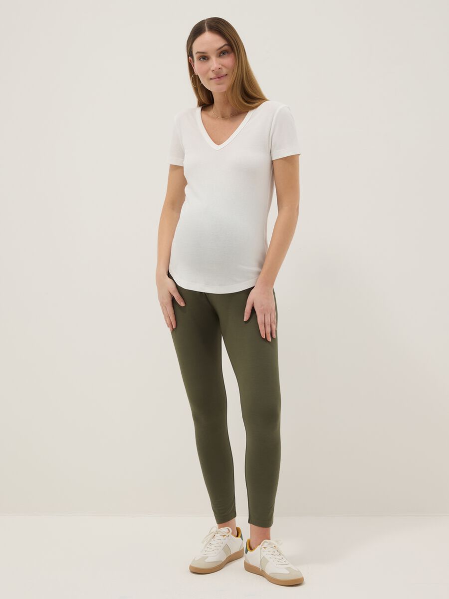 T-shirt premaman bianca con scollo a V in cotone e modal elasticizzato_0