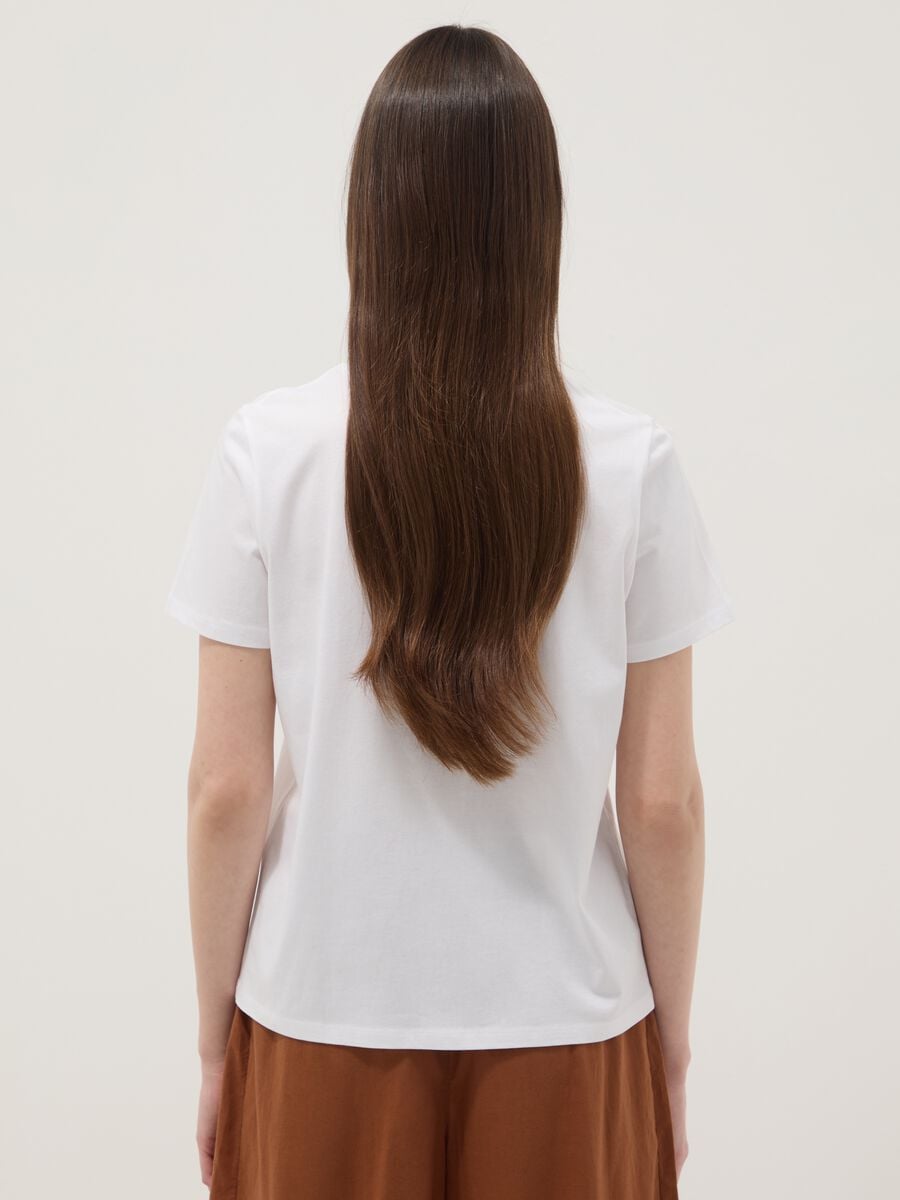 Camiseta blanca de algod&oacute;n puro con estampado de conchas_3