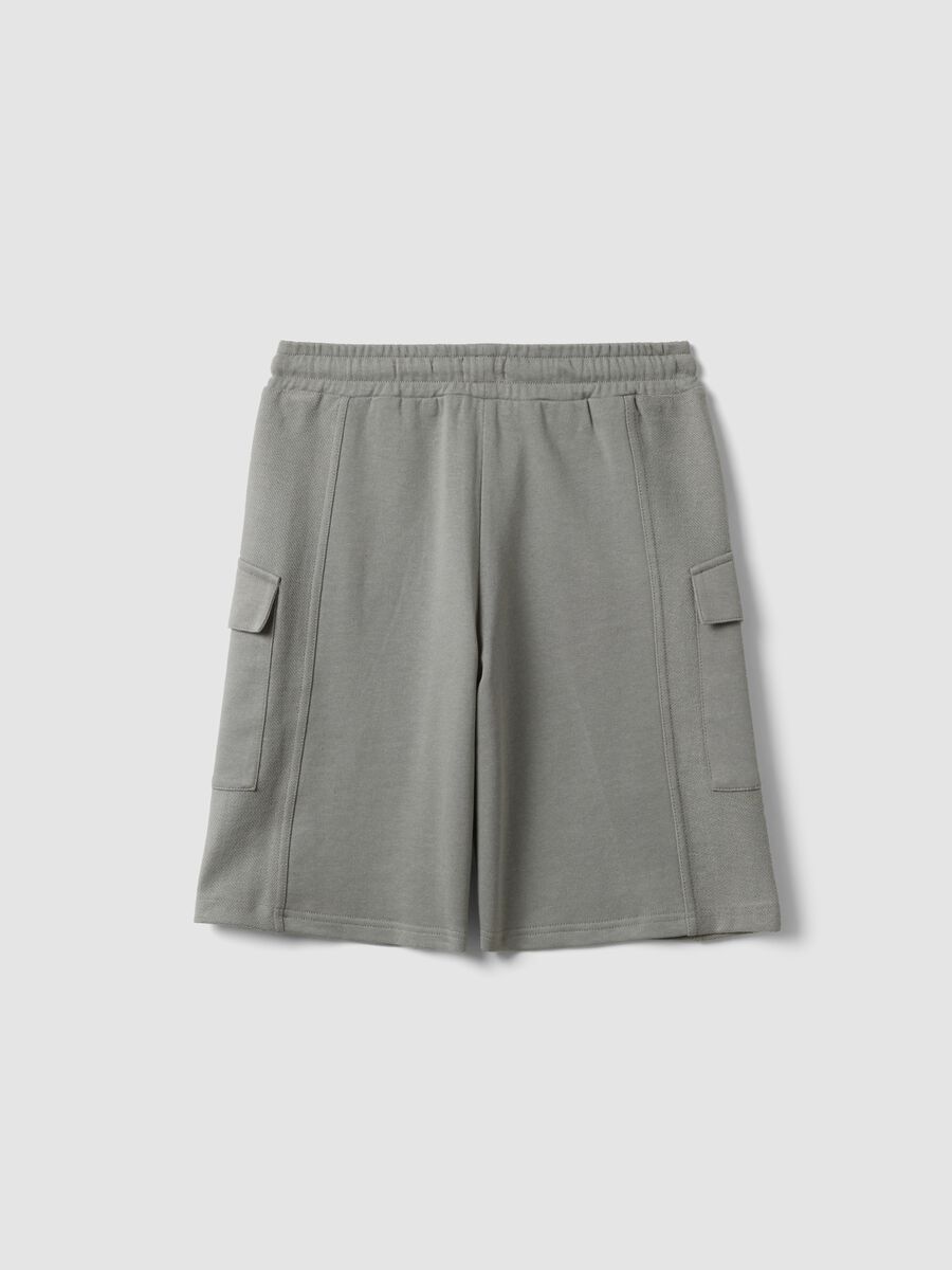 Bermuda gris de algod&oacute;n puro con bolsillos cargo para ni&ntilde;o, corte oversize_4