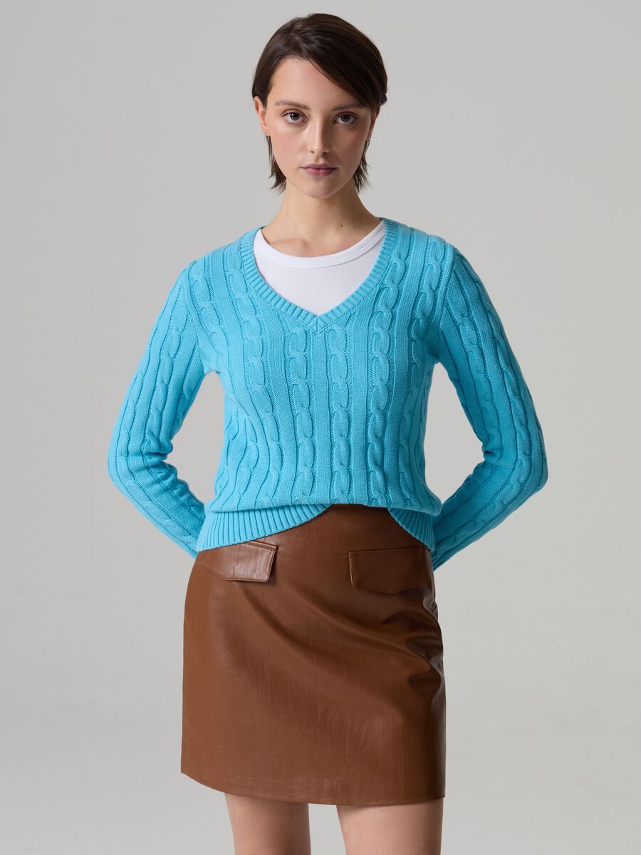 Pullover with V neck and cable-knit design_0