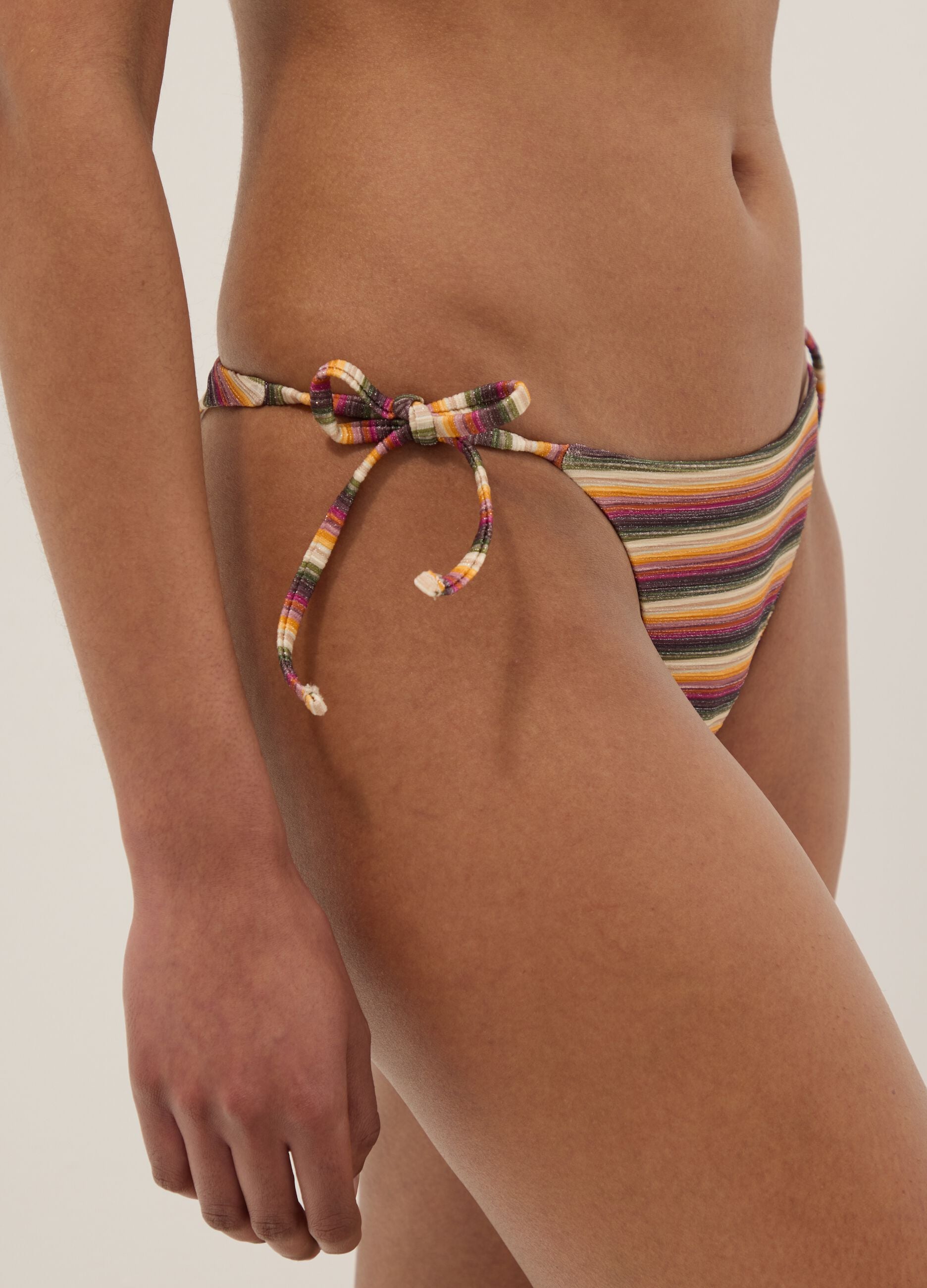 Mehrfarbig gestreifte Bikinihose aus Stretchmaterial