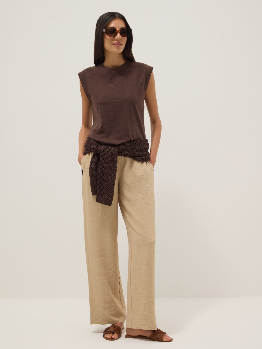 &Kappa;&alpha;&phi;έ &mu;&pi;&lambda;&omicron;&upsilon;&zeta;ά&kappa;&iota; &mu;&epsilon; &kappa;&omicron;&nu;&tau;ό &mu;&alpha;&nu;ί&kappa;&iota; &alpha;&pi;ό &kappa;&alpha;&theta;&alpha;&rho;ό &beta;&alpha;&mu;&beta;ά&kappa;&iota; &sigma;&epsilon; regular fit_2