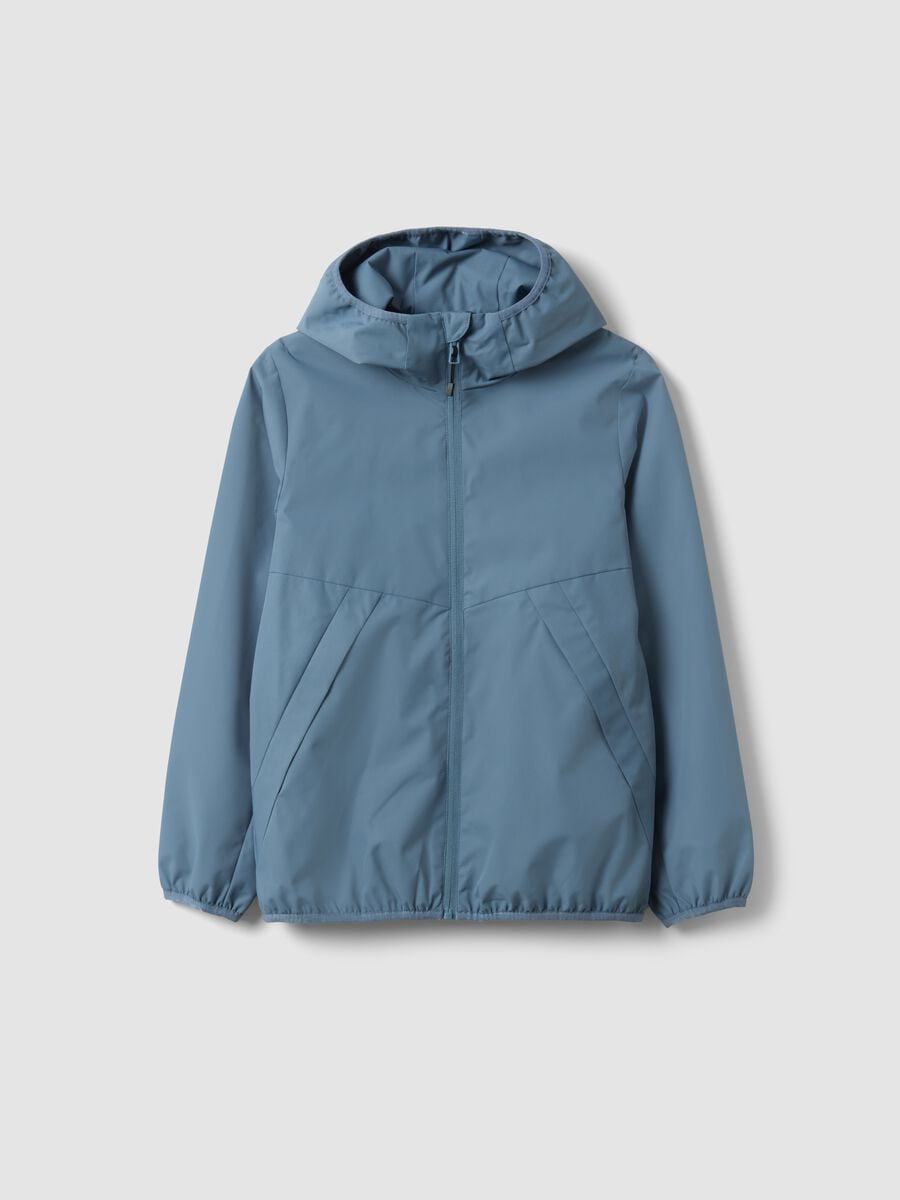 Giacca antipioggia over fit blu con cappuccio e zip per ragazzo_0