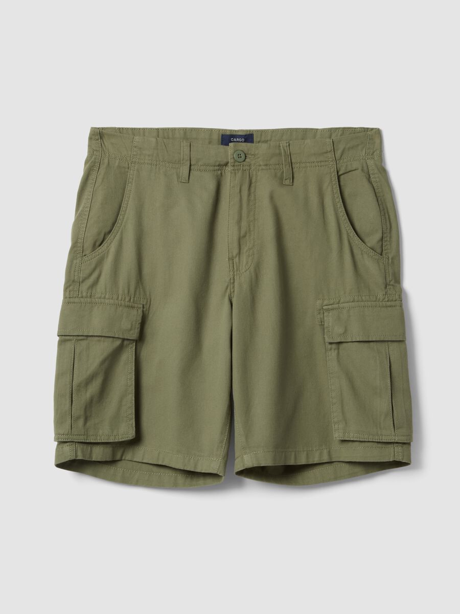 Green cotton cargo shorts in a regular fit_0