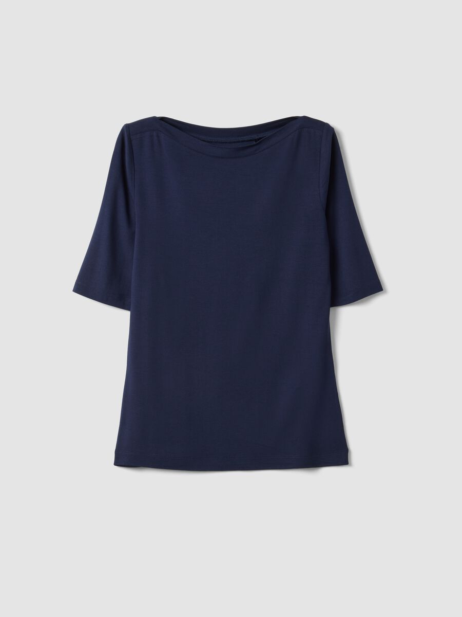T-shirt azul em viscose el&aacute;stica, com decote barco, ajuste regular_0