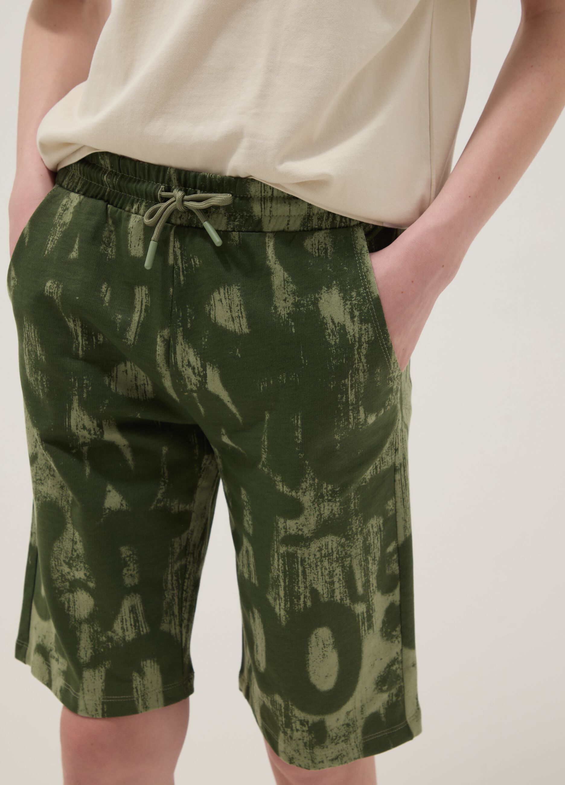 Boy's regular fit green print pure cotton shorts