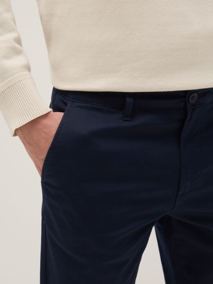 Blue stretchy cotton slim fit chino trousers_3