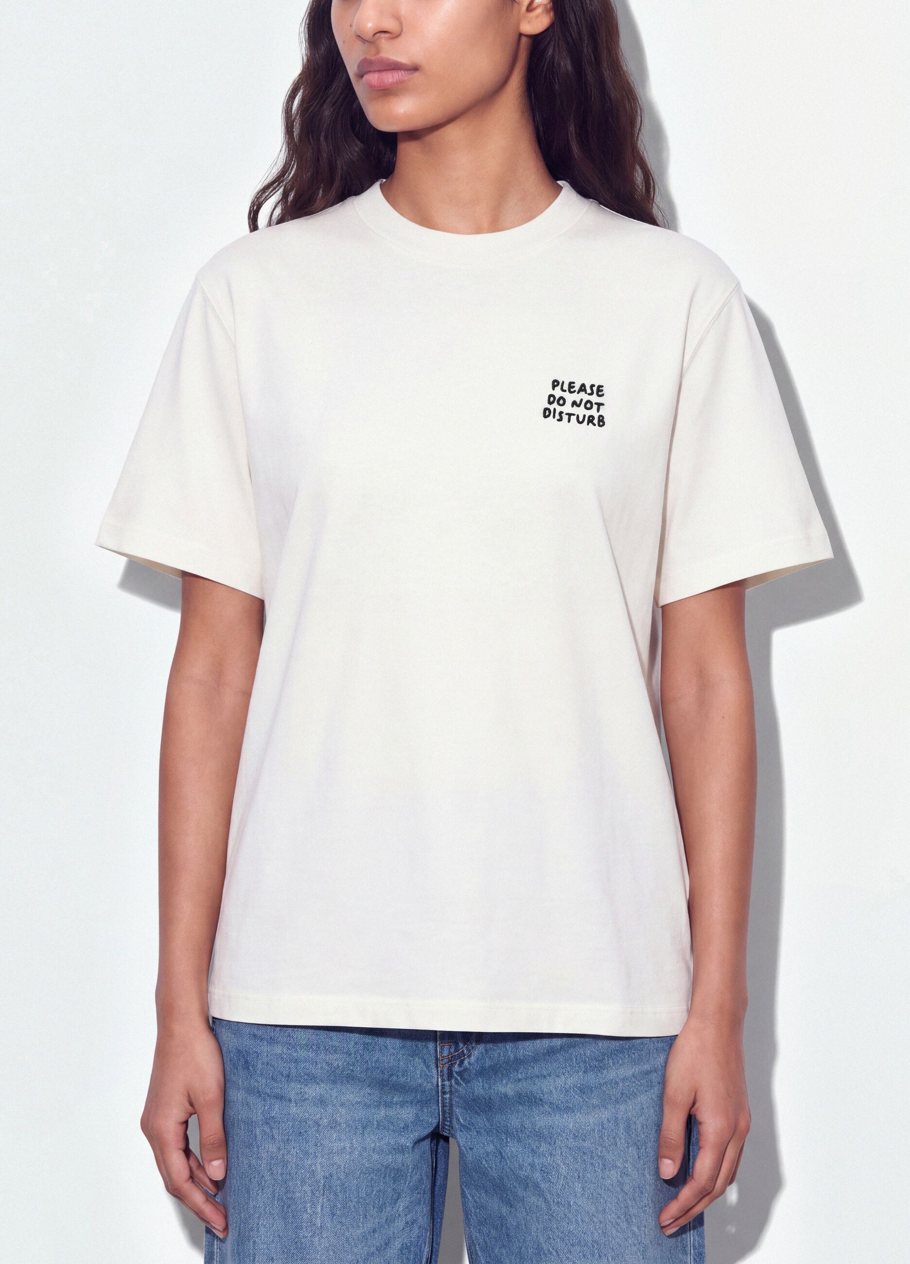 &Lambda;&epsilon;&upsilon;&kappa;ό T-shirt relaxed fit &alpha;&pi;ό 100% &beta;&alpha;&mu;&beta;ά&kappa;&iota; &mu;&epsilon; &sigma;&tau;ά&mu;&pi;&alpha; &sigma;&tau;&omicron; &sigma;&tau;ή&theta;&omicron;&sigmaf;