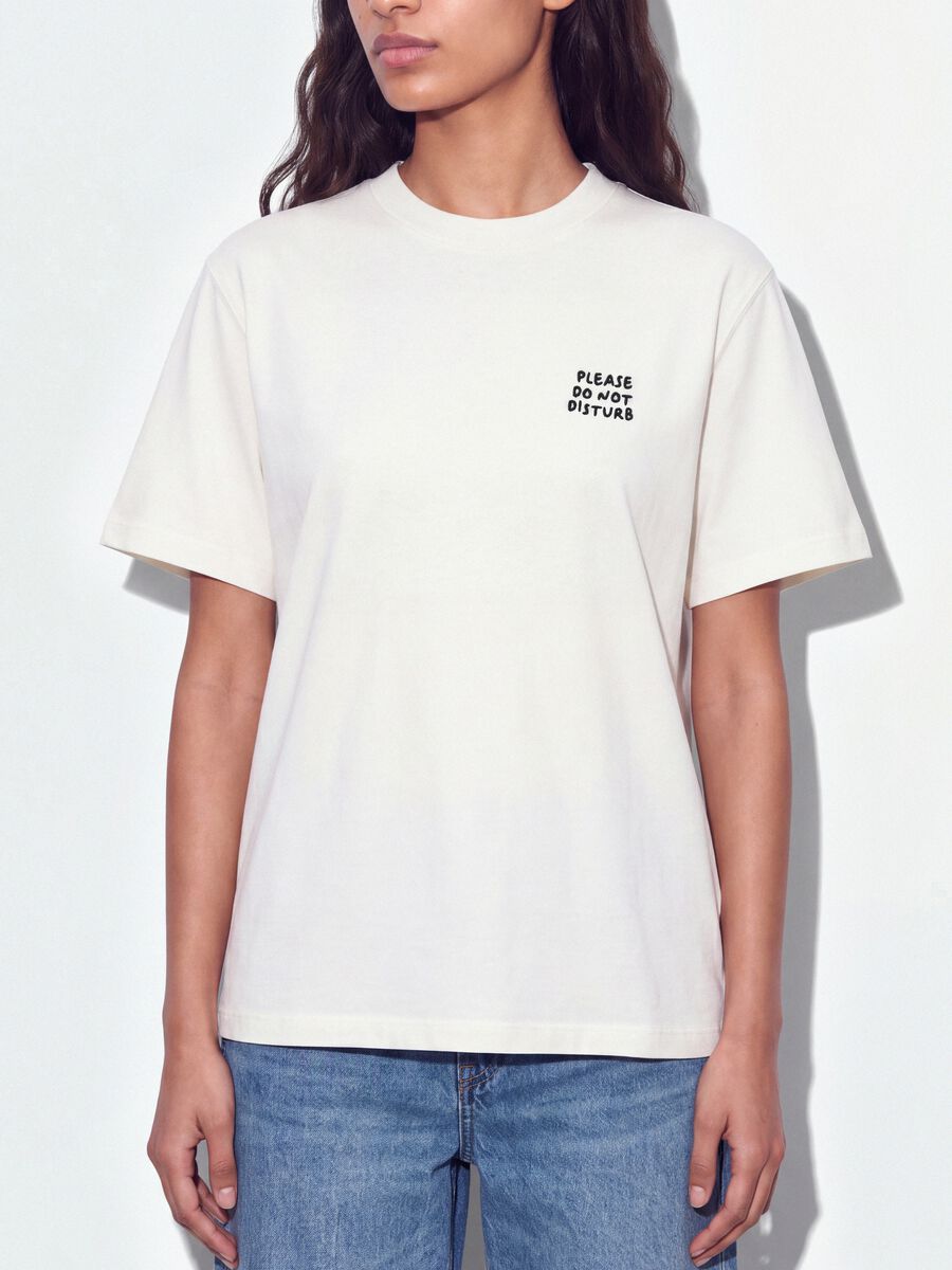 &Lambda;&epsilon;&upsilon;&kappa;ό T-shirt relaxed fit &alpha;&pi;ό 100% &beta;&alpha;&mu;&beta;ά&kappa;&iota; &mu;&epsilon; &sigma;&tau;ά&mu;&pi;&alpha; &sigma;&tau;&omicron; &sigma;&tau;ή&theta;&omicron;&sigmaf;_3