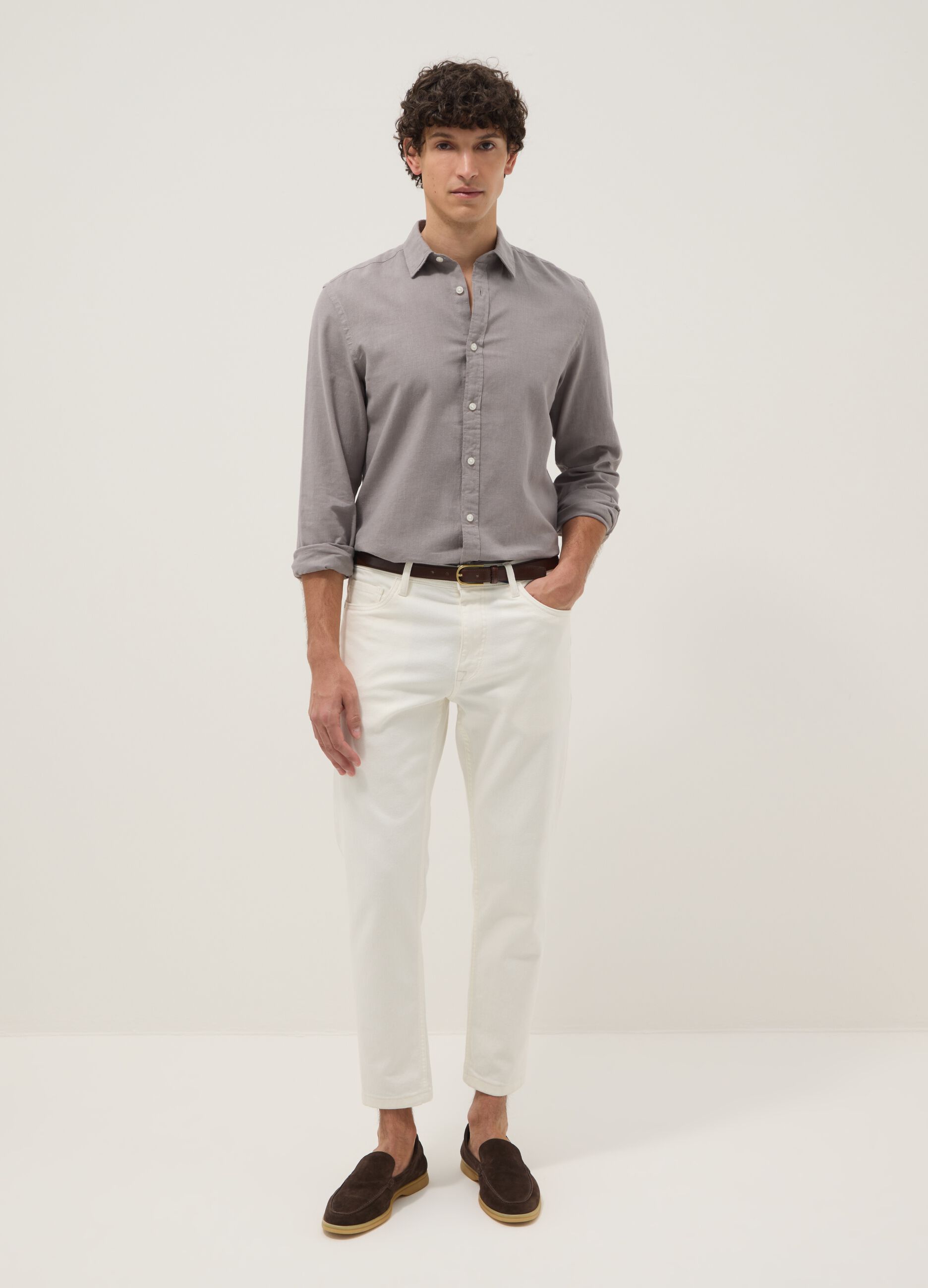 Camisa gris de mezcla de lino y algod&oacute;n con corte regular