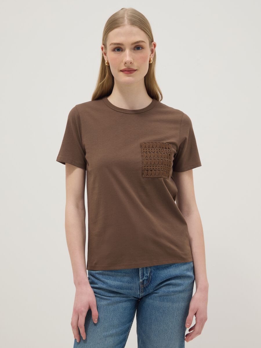 T-shirt in puro cotone marrone regular fit con taschino ricamato_1